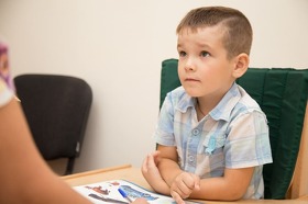 дитина на прийомі логопеда