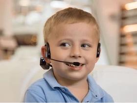 дитина з мікрофоном